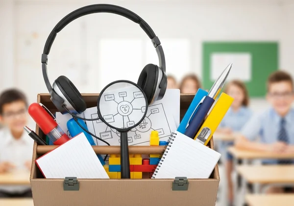 Diversas ferramentas de aprendizagem dispostas num kit de ferramentas para educação